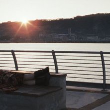 Esterno sera: Valentina Acca su una panchina in riva al mare