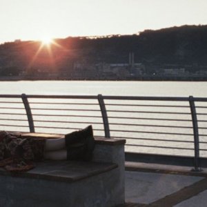 Esterno sera: Valentina Acca su una panchina in riva al mare