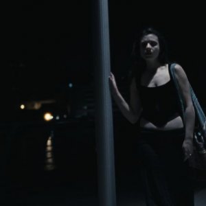 Esterno sera: Valentina Acca in una scena