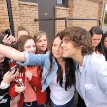 I Love One Direction: Harry Styles circondato dai fan in una scena del film