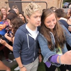 I Love One Direction: Niall Horan tra le fan in delirio in una sena