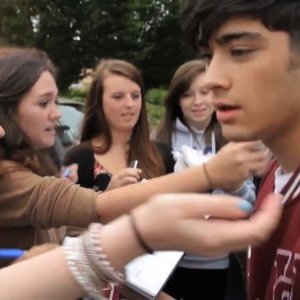 I Love One Direction: Zayn Malik con fan al seguito in una scena