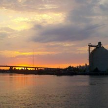 The Bay: il tramonto sulla baia in una scena dell'horror di Barry Levinson