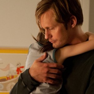 Alexander Skarsgard abbraccia la piccola Onata Aprile in Quel che sapeva Maisie