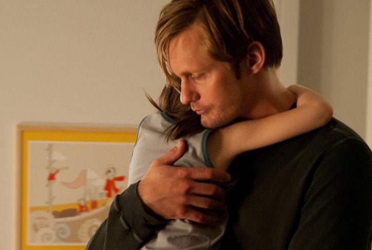 Alexander Skarsgard abbraccia la piccola Onata Aprile in Quel che sapeva Maisie