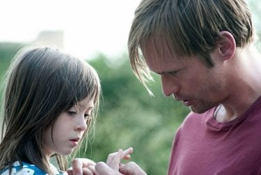 Alexander Skarsgard con la piccola Onata Aprile in una scena di Quel che sapeva Maisie