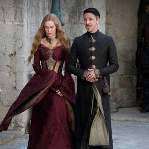 Il trono di spade: Lena Headey e Aidan Gillen in una scena dell'episodio Kissed by Fire