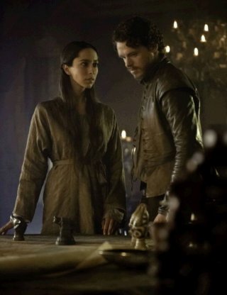 Il trono di spade: Oona Chaplin e Richard Madden in una scena dell'episodio Kissed by Fire