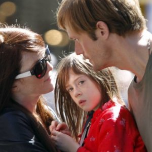 Julianne Moore e Alexander Skarsgard in Quel che sapeva Maisie con la piccola Onata Aprile