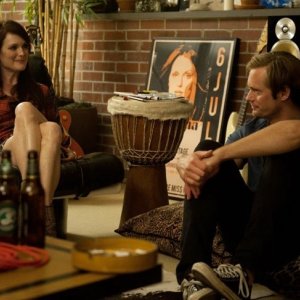 Julianne Moore e Alexander Skarsgard in Quel che sapeva Maisie interpretano Susanna e Lincoln