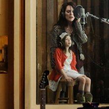 Julianne Moore insieme a Onata Aprile in una scena di Quel che sapeva Maisie