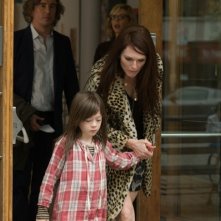 Julianne Moore e Onata Aprile sono madre e figlia in Quel che sapeva Maisie