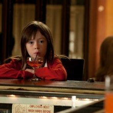 Onata Aprile in Quel che sapeva Maisie: una scena del film