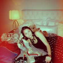 The Bling Ring: Katie Chang in una scena si fa fotografare con il bottino