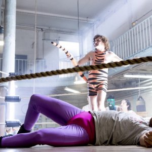 Fabrice Eboué con Jean-Paul Rouve nella commedia Denis, del 2013