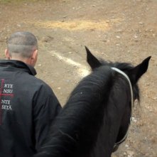 Fedele alla linea - Giovanni Lindo Ferretti: Giovanni Lindo Ferretti di spalle in una scena del documentario