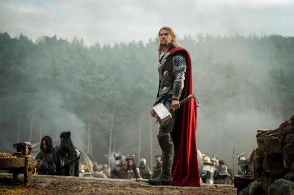 Thor The Dark World Chris Hemsworth In Azione Con Il Suo Martello In Un Immagine Promozionale 273649