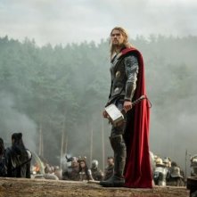 Thor: The Dark World - Chris Hemsworth guarda il cielo brandendo il suo martello