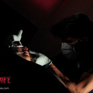 Under the Knife: Kim Jyeong-ah e Jin-geun Kim in una scena del film