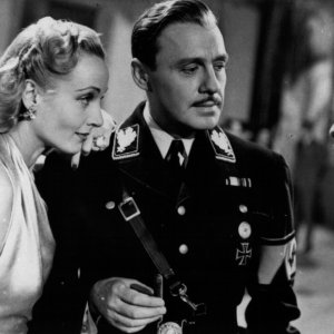 Vogliamo vivere!: Joseph Tura con Carole Lombard in una scena del film