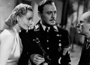 Vogliamo vivere!: Joseph Tura con Carole Lombard in una scena del film