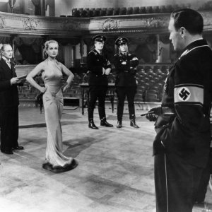 Vogliamo vivere!: Joseph Tura (di spalle) con Carole Lombard in una scena