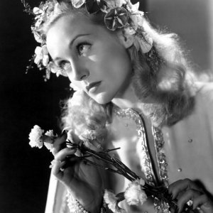 Vogliamo vivere!: una suggestiva immagine di Carole Lombard tratta dal film