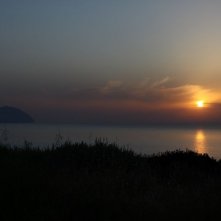 Amaro Amore: il tramonto all'isola di Salina in un'immagine tratta dal film