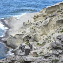 Amaro Amore: una casa nella roccia a Salina in un'immagine del film