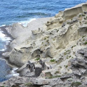 Amaro Amore: una casa nella roccia a Salina in un'immagine del film