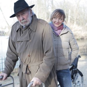 Jean-Pierre Marielle con Julie Ferrier in La fleur de l'age