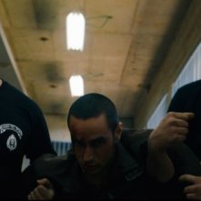 Omar: il protagonista Adam Bakri maltrattato e trascinato via in una scena del film