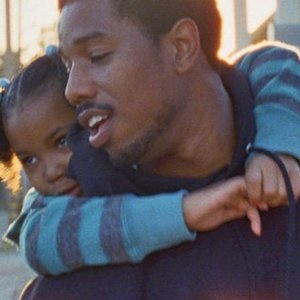 Fruitvale Station: Michael B. Jordan in una scena con la piccola Ariana Neal