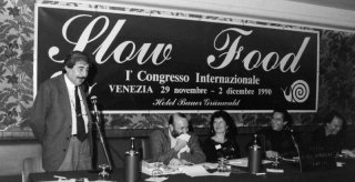 Slow Food Story: Carlo Petrini agli albori del movimento Slow Food in una scena del documentario