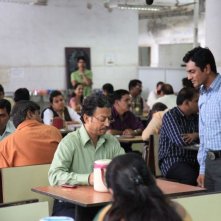 The Lunchbox: Irrfan Khan con Nawazuddin Siddiqui in una scena del film