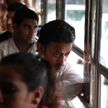 The Lunchbox: Irrfan Khan in autobus in una scena