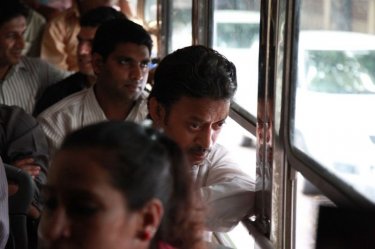 The Lunchbox: Irrfan Khan in autobus in una scena
