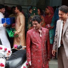 The Lunchbox: Irrfan Khan insieme a Nawazuddin Siddiqui in una scena del film