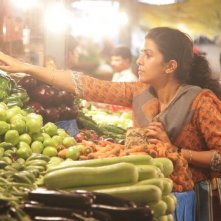 The Lunchbox: Nimrat Kaur nei panni di Ila, una casalinga amante della cucina, in una scena del film