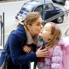 Una mamma imperfetta: Lucia Mascino nei panni di Chiara bacia la sua bambina prima della scuola