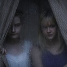 We Are What We Are: Julia Garner e Ambyr Childers in una scena del film