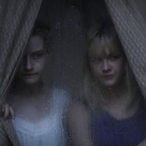 We Are What We Are: Julia Garner e Ambyr Childers in una scena del film