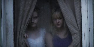 We Are What We Are: Julia Garner e Ambyr Childers in una scena del film