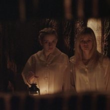 We Are What We Are: Julia Garner e Ambyr Childers nei panni delle sorelle Parker in una scena del film