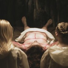 We Are What We Are: le due protagoniste di spalle in un'inquietante scena del film