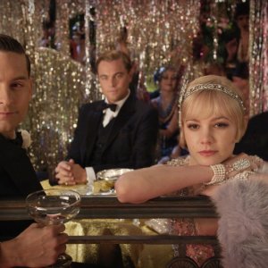 Il grande Gatsby: Tobey Maguire con Carey Mulligan, Joel Edgerton e Leonardo DiCaprio