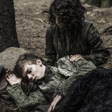Il trono di spade: Thomas Sangster ed Ellie Kendrick in una scena dell'episodio The Climb