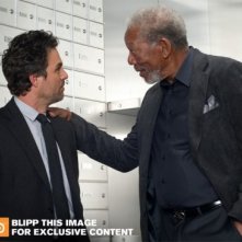 Now You See Me: Mark Ruffalo e Morgan Freeman in un'immagine promozionale del film