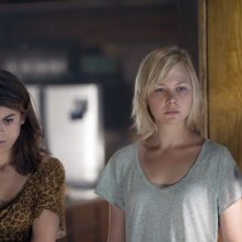Adelaide Clemens in No One Lives con Lindsey Shaw