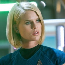 Alice Eve in una scena di Into Darkness - Star Trek